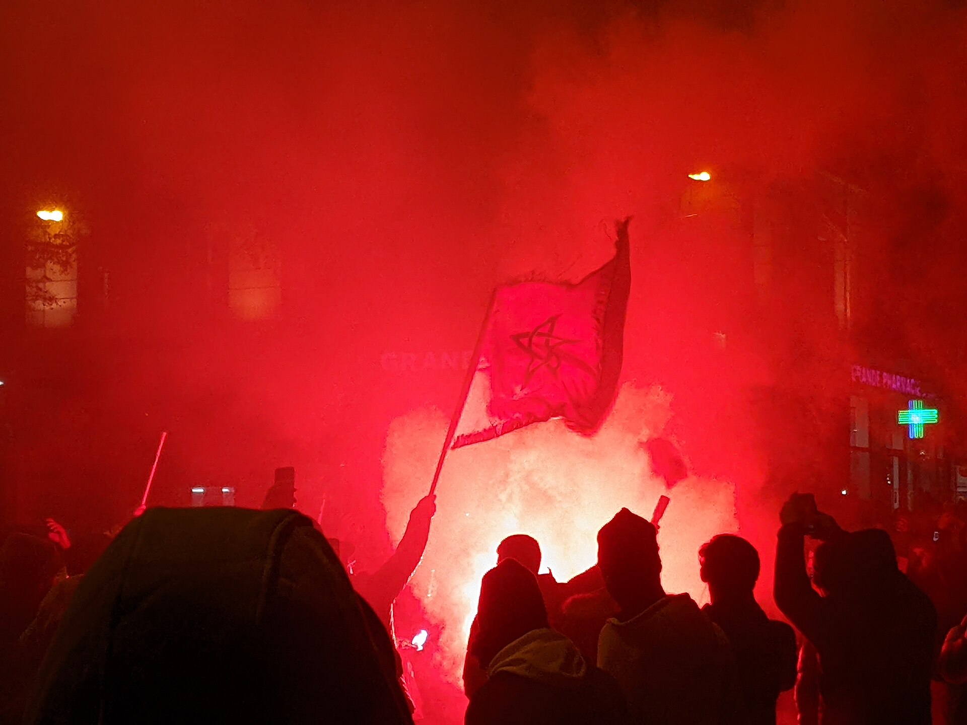 Supporters marocains avec un drapeau du Maroc à Lyon pendant le Mondial 2022