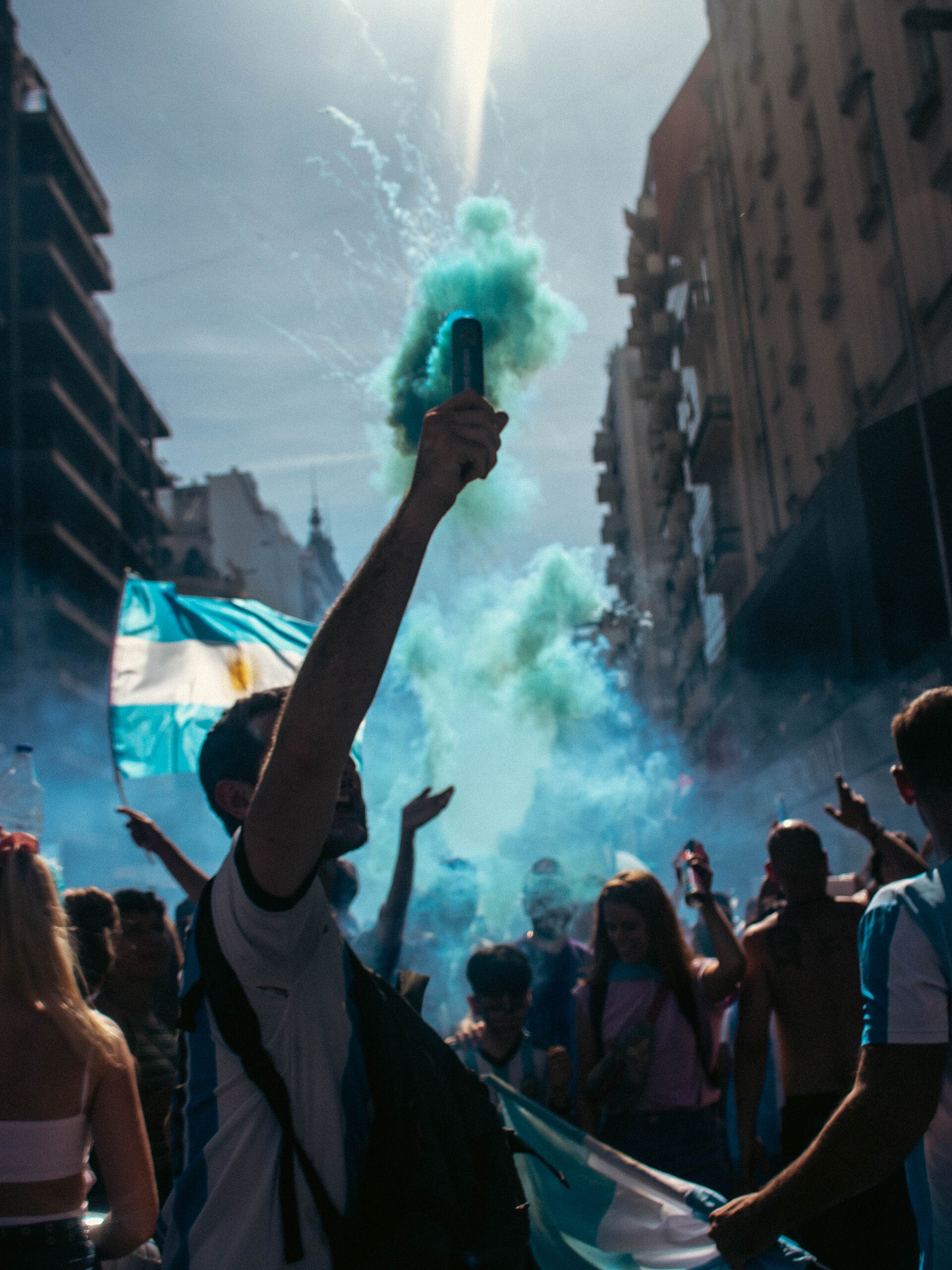 Un supporter argentin célèbre le titre de 2022 avec un fumigène