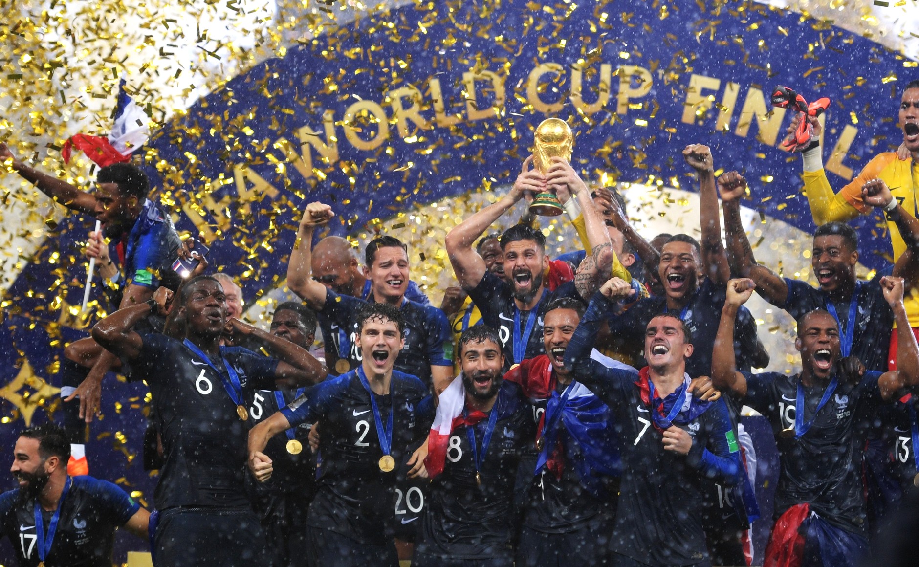 Les joueurs français soulèvent la Coupe du monde 2018 sous les confettis